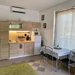 Lucky Apartmanhaz * 발라톤엘